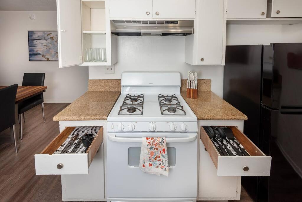 La Paradise: Spacious 3br Gem With Sleek Interiors Apartment Los Angeles