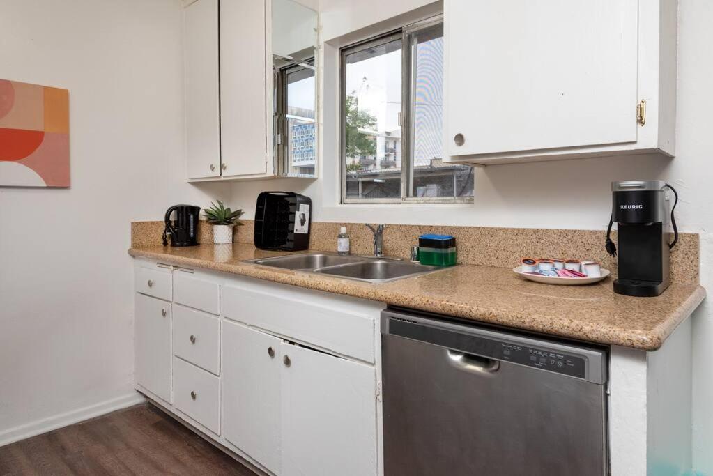 Apartment La Paradise: Spacious 3br Gem With Sleek Interiors *